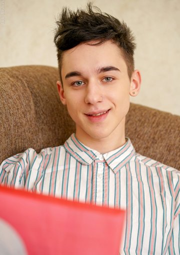 Twink cum splashes from his big cock