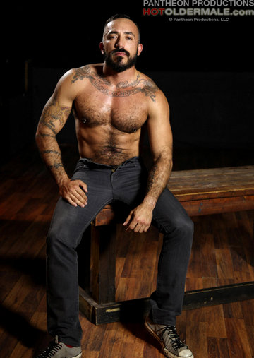 Muscle dude Alessio Romero strokes dick