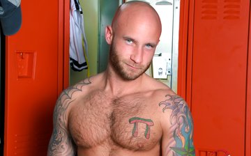 Muscle hunk Drake Jaden in a locker room